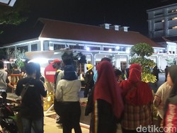Meski Zona Merah COVID-19, Banyak Warga Malmingan di Alun-alun Suroboyo