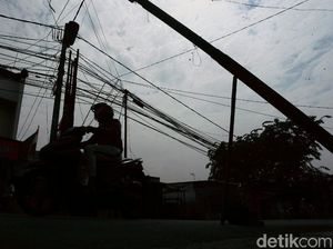 Ada Tiang Listrik Berdiri di Lahan Pribadi, Bisa Minta Ganti Rugi?