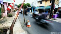 Bahaya! Ada Tiang Utilitas Bengkok Menjulur ke Jalan di Cipayung