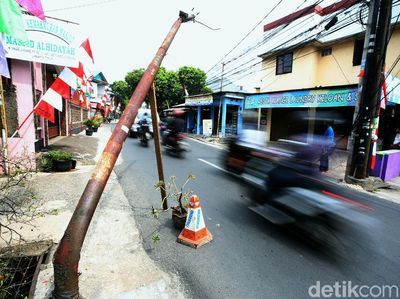 Bahaya! Ada Tiang Utilitas Bengkok Menjulur ke Jalan di Cipayung