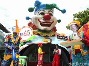 Buka Kedai Kopi, Para Badut Ini Patok Harga Seikhlasnya