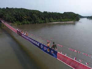 Kisah Ekspedisi 1.000 Jembatan Gantung: Dari Carstensz ke Pelosok Nusantara Kisah Ekspedisi 1.000 Jembatan Gantung: Dari Carstensz ke Pelosok Nusantara