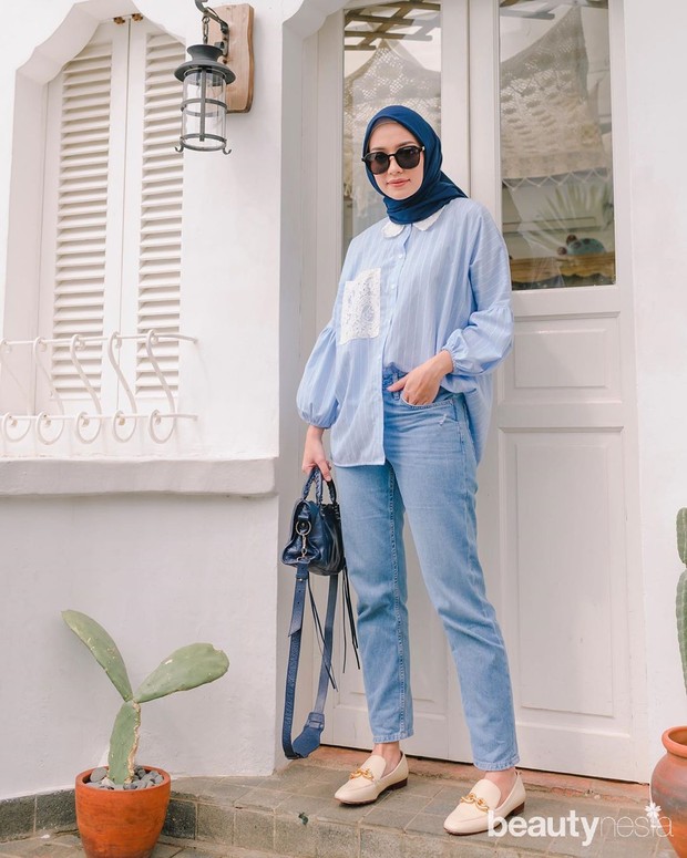 Jeans dan Kemeja/ Foto: instagram.com/megaiskanti Kemeja pun dapat menjadi pilihan agar tampilan kamu tetap terlihat sopan meski mengenakan jeans