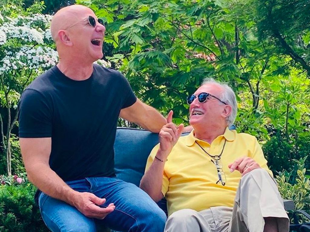 Jeff Bezos Berkaca-kaca Ceritakan Perjuangan Sang Ayah