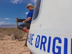 Orang Terkaya Dunia Persembahkan Roket Luar Angkasa untuk Ibunya