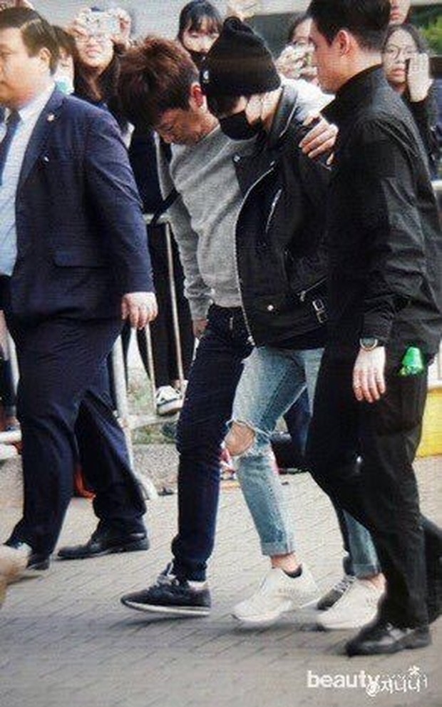 Jungkook Berjalan Harus dengan Ditopang/ Foto: Koreaboo Jungkook Berjalan Harus dengan Ditopang/ Foto: Koreaboo