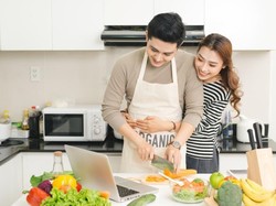 Dukung Kesetaraan Gender, Suami Bisa Bantu Istri Masak di Rumah