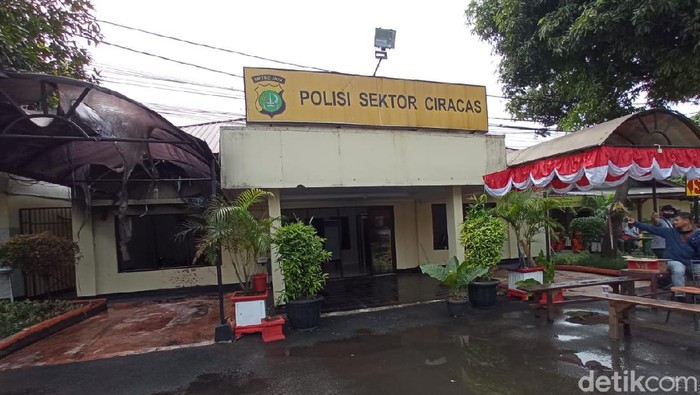 Kerusakan di Polsek Ciracas usai penyerangan yang dilakukan 100 orang tak dikenal (Jehan/detikcom)