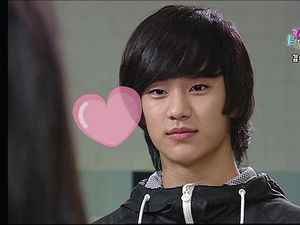 13 Tahun Berkarier, Begini Transformasi Wajah Kim Soo Hyun yang Dulu Imut