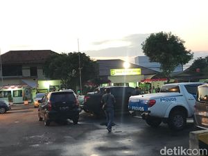 Polsek Ciracas Dirusak, TNI dan Polisi Berjaga Polsek Ciracas Dirusak, TNI dan Polisi Berjaga