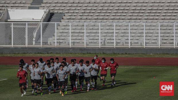 Pesepak bola Timnas U-19 berlatih di Stadion Madya, Kompleks Gelora Bung Karno Senayan, Jakarta, Jumat (28/8/2020). Sebanyak 20 pesepak bola Timnas U-19 akan berangkat menuju Kroasia untuk menjalani pemusatan latihan. CNN Indonesia/Bisma Septalisma