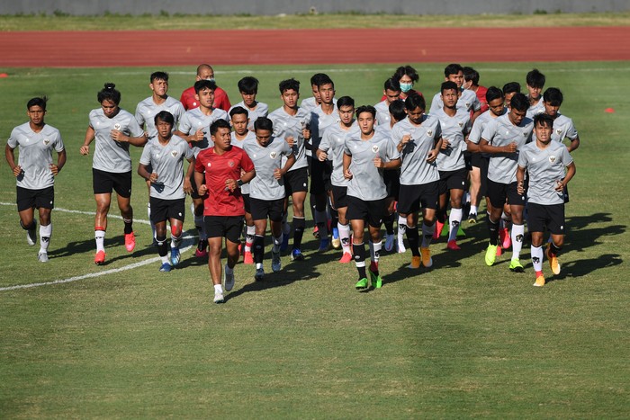 Pesepak bola Timnas U-19 berlatih di Stadion Madya, Kompleks Gelora Bung Karno Senayan, Jakarta, Jumat (28/8/2020). Sebanyak 20 pesepak bola Timnas U-19 akan berangkat menuju Kroasia untuk menjalani pemusatan latihan. ANTARA FOTO/Puspa Perwitasari/pras.