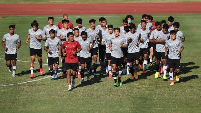 Pesepak bola Timnas U-19 berlatih di Stadion Madya, Kompleks Gelora Bung Karno Senayan, Jakarta, Jumat (28/8/2020). Sebanyak 20 pesepak bola Timnas U-19 akan berangkat menuju Kroasia untuk menjalani pemusatan latihan. ANTARA FOTO/Puspa Perwitasari/pras.