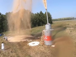 Gokil! YouTuber Ini Ledakkan 10.000 Liter Cola Pakai Baking Soda