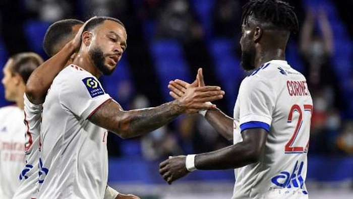 Lyons Dutch forward Memphis Depay (L) celebrates after scoring a goal during the French L1 footall match between Olympique Lyonnais (OL) and Dijon FC on August 28, 2020, at the Groupama Stadium in Decines-Charpieu, near Lyon, central-eastern France. (Photo by Philippe DESMAZES / AFP)