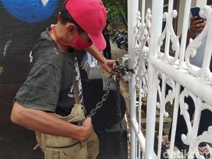 Pintu Masuk Gedung DPRD Blora Digembok Massa, Ada Apa?