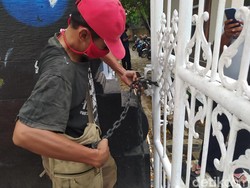 Pintu Masuk Gedung DPRD Blora Digembok Massa, Ada Apa?