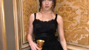 Intip Gaya Glamor Maya Henry saat Kulineran