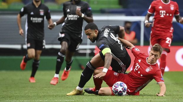 Lyon's Memphis Depay, front left, duels for the ball with Bayern's Joshua Kimmich during the Champions League semifinal soccer match between Lyon and Bayern at the Jose Alvalade stadium in Lisbon, Portugal, Wednesday, Aug. 19, 2020. (Franck Fife/Pool via AP)