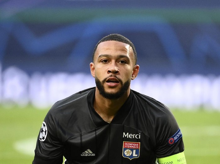 Lyons Memphis Depay reacts after missing a chance to score during the Champions League semifinal soccer match between Lyon and Bayern at the Jose Alvalade stadium in Lisbon, Portugal, Wednesday, Aug. 19, 2020. (Franck Fife/Pool via AP)