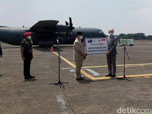 Menhan Prabowo Terima Bantuan 30 Ton Alat Kesehatan dari Australia