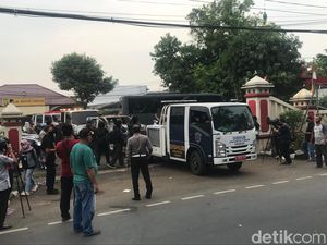 Mobil-mobil Sasaran Perusakan di Polsek Ciracas Dievakuasi Mobil-mobil Sasaran Perusakan di Polsek Ciracas Dievakuasi