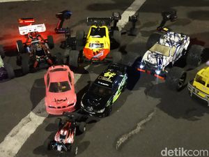 Adu Kecepatan Mobil Remote Control di Jalan Sedap Malam Surabaya