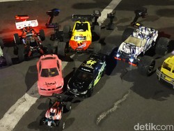 Adu Kecepatan Mobil Remote Control di Jalan Sedap Malam Surabaya