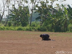 Ini Alasan Pria Demak Salat Sendirian di Lapangan Sejak Corona Mewabah