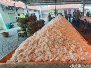 Proses Pembuatan Nasi Jangkrik Favorit Sunan Kudus yang Dibagikan Tiap 10 Muharam Proses Pembuatan Nasi Jangkrik Favorit Sunan Kudus yang Dibagikan Tiap 10 Muharam