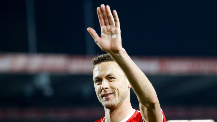 BELGRADE, SERBIA - NOVEMBER 17: Nemanja Matic of Serbia applaudds to the fans after the UEFA Nations League C group four match between Serbia and Montenegro at stadium Rajko Mitic on November 17, 2018 in Belgrade, Serbia. (Photo by Srdjan Stevanovic/Getty Images)