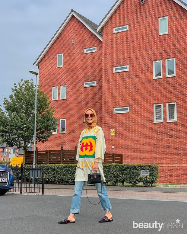 Oversize Shirt dan Jeans/ Foto: instagram.com/iymel Padukan oversize shirt dengan jeans untuk tampilan yang kasual namun tetap sopan