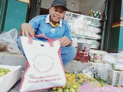 Pedagang Pasar di Klaten Senang Kebagian Sembako Rombongan Jokowi