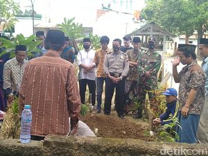 Ibu-Balita Korban Suami Bakar Diri dan Keluarga Dimakamkan Berdampingan