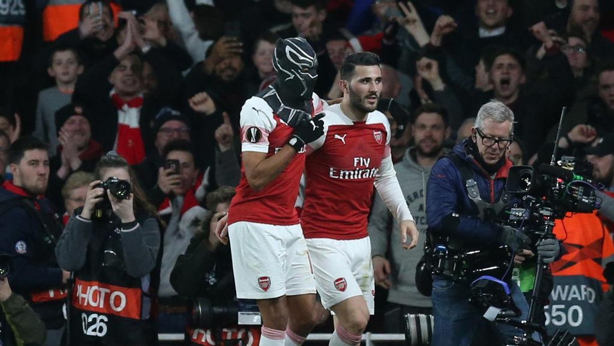 Aubameyang merayakan gol dengan topeng Black Panther. (Foto: Getty Images/Alex Morton)