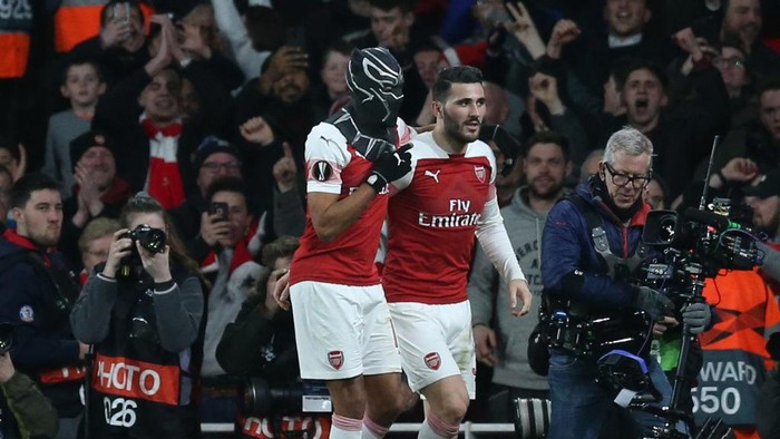 LONDON, ENGLAND - MARCH 14:  Pierre-Emerick Aubameyang of Arsenal dons a Black Panther mask as he celebrates after scoring his teams third goal with Sead Kolasinac of Arsenal during the UEFA Europa League Round of 16 Second Leg match between Arsenal and Stade Rennais at Emirates Stadium on March 14, 2019 in London, England. (Photo by Alex Morton/Getty Images)