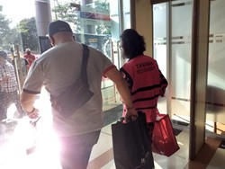 Pakai Rompi Pink, Ini Foto Pinangki Dipindahkan Saat Kebakaran Kejagung