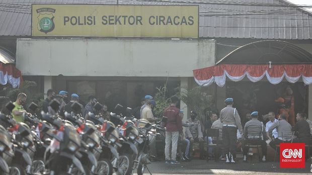 Suasana di Polsek Ciracas, Sabtu, 29 Agustus 2020. Polsek Ciracas dikabarkan diserang oleh sejumlah orang tak dikenal pada Sabtu (28/8) dini hari. CNN Indonesia/Bisma Septalisma