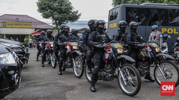 Suasana di Polsek Ciracas, Sabtu, 29 Agustus 2020. Polsek Ciracas dikabarkan diserang oleh sejumlah orang tak dikenal pada Sabtu (28/8) dini hari. CNN Indonesia/Bisma Septalisma