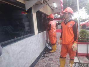 Petugas PPSU-Polisi Singkirkan Puing Sisa Penyerangan Polsek Ciracas