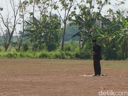 Kisah Mualimin Rutin Salat Sendirian di Lapangan Sejak Corona Mewabah
