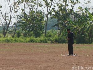Kisah Mualimin Rutin Salat Sendirian di Lapangan Sejak Corona Mewabah Kisah Mualimin Rutin Salat Sendirian di Lapangan Sejak Corona Mewabah