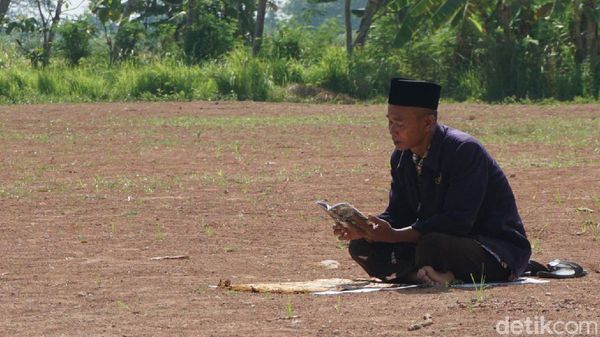 Pria Demak Ini Salat Sendirian di Lapangan Doakan Corona Hilang