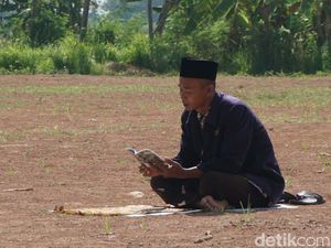 Pria Demak Ini Salat Sendirian di Lapangan Doakan Corona Hilang