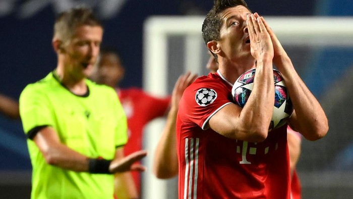 LISBON, PORTUGAL - AUGUST 23: Robert Lewandowski of FC Bayern Munich reacts during the UEFA Champions League Final match between Paris Saint-Germain and Bayern Munich at Estadio do Sport Lisboa e Benfica on August 23, 2020 in Lisbon, Portugal. (Photo by Lluis Gene/Pool via Getty Images)