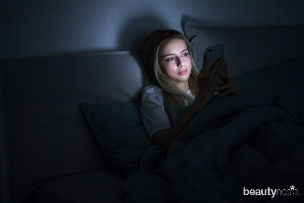 Tidur dalam gelap/ Sumber: Freepik.com Penelitian telah menunjukkan bahwa tidur sambil terpapar cahaya dapat mengurangi atau menunda produksi melatonin, yang pada akhirnya mengganggu siklus tidur.