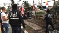 Mobil Terbakar-Kaca Pecah Sisa Penyerangan di Polsek Ciracas