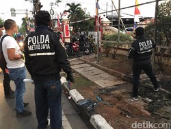Polda Metro Olah TKP Polsek Ciracas yang Dirusak