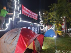 Gembok Pintu DPRD Blora Sudah Dibuka, Kini Massa Dirikan Tenda