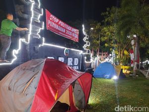 Gembok Pintu DPRD Blora Sudah Dibuka, Kini Massa Dirikan Tenda Gembok Pintu DPRD Blora Sudah Dibuka, Kini Massa Dirikan Tenda